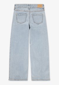 Jeans a gamba larga di denim blu chiaro con vita alta, due tasche posteriori e un'etichetta in pelle sul retro.