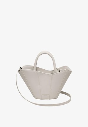 Bolso de mano de cuero gris claro con una forma angular y única. Presenta dos asas cortas y una correa para el hombro ajustable. Discreto estampado de la marca visible.