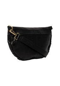 Svart läder crossbody-väska med flätade kanter, kläpp i guldfärg, justerbar rem och en dragkedjeficka på framsidan.