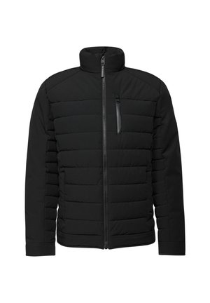 Zwarte pufferjas met een hoge kraag, rits aan de voorkant en een horizontaal gestikte patroon. Bevat een ritszak op de borst en een stevige stoftextuur.