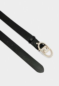 Cintura in pelle nera con finitura testurizzata, dotata di una fibbia ovale dorata decorata con piccole perle bianche e un logo. Cinque fori regolabili.