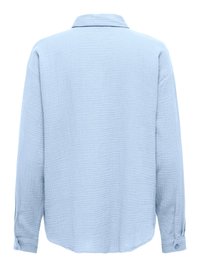 Lyseblå langærmet skjorte med struktur og knaplukning ved ærmerne, vist bagfra på hvid baggrund.