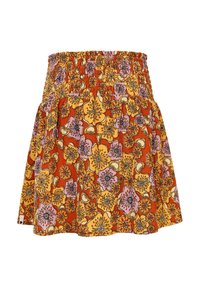 Bloemenprint rok in oranje, geel en roze, met een smocktaille en gelaagd ontwerp, van een textuurstof met levendige patronen.