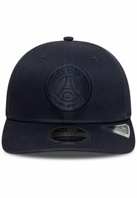 Cappellino da baseball blu navy con superficie in tessuto testurizzato, caratterizzato da un logo circolare in rilievo con la scritta "PARIS" e la Tour Eiffel. Chiusura snapback.