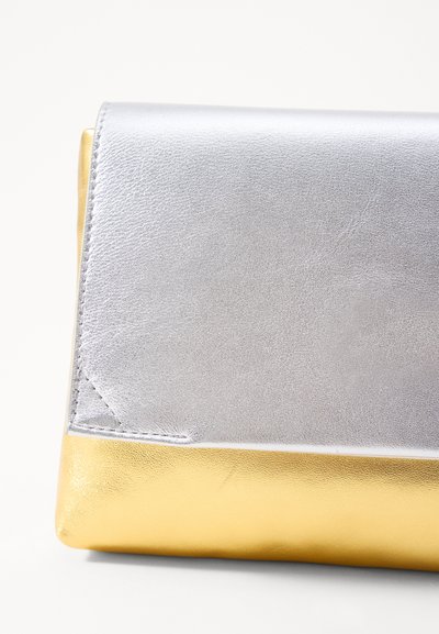 Clutch din piele argintie și aurie cu un design plat. Textură netedă, colțuri unghiulare și secțiuni metalice contrastante. Închidere cu clapetă magnetică.