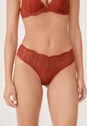 Kant lingerie in roestrood met bloemmotieven, een gegolfde taille en een doorschijnende textuur, ontworpen met een lage taille.