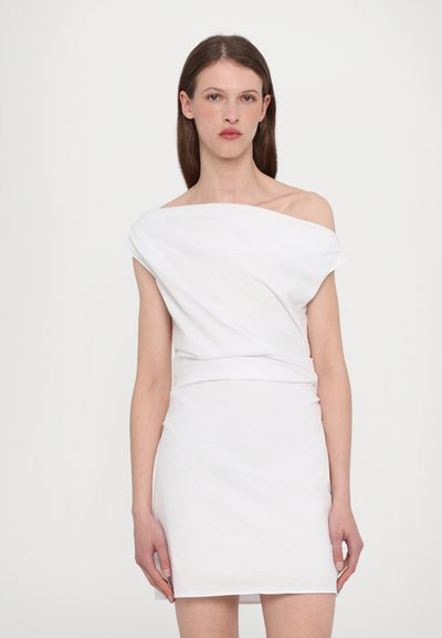 Witte off-the-shoulder jurk van lichtgewicht stof, met een aansluitend lijfje en een strakke, minimalistische uitstraling met een korte zoom.