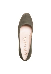 Gröna mockaskor med låg klack, rund tå och minimaliskt design. Invändig har de en ljusrosa foder och en präglad logotyp.