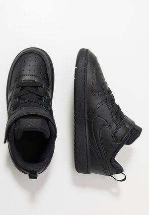Zwarte peutersneakers met klittenbandsluiting en veters, geperforeerd teengebied en een gestructureerde zool, getoond vanuit boven- en zijaanzicht.