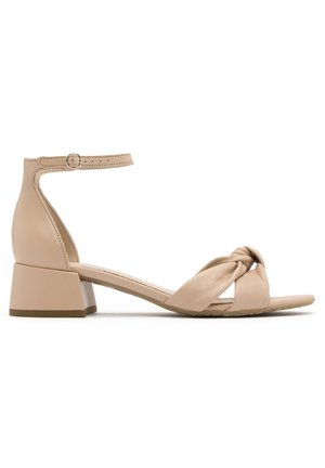 Nude lædersandal med knyttede remme, lukket bagkappe og mellem-blok hæl, med flad sål og ankelspænde.