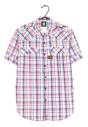 Camisa de cuadros de manga corta en rojo, azul y blanco. Cuenta con dos bolsillos en el pecho, cierre de botones en la parte delantera y un dobladillo redondeado. Fabricada con tela ligera.