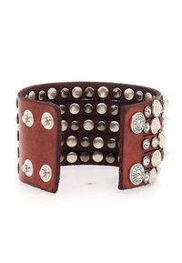 Bracciale a polso in pelle marrone con borchie in argento, spuntoni e accenti di rhinestone. Presenta chiusure a scatto su entrambi i lati per una vestibilità regolabile.