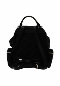 Zaino in tessuto trapuntato nero con doppia tracolla, manico superiore e una tasca con cerniera sul lato. Presenta linee eleganti e accessori minimali.