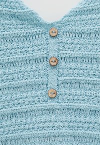 Himmelblaues, gestricktes Oberteil mit einem strukturierten Muster und drei Holzknöpfen am Ausschnitt, versehen mit einem breiten V-förmigen Kragen.