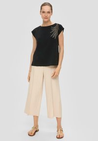 s.Oliver BLACK LABEL MIT PERLEN ARTWORK - T-Shirt print - schwarz