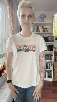 Valkoinen puuvillainen T-paita, jossa on värikäs Levi's-logo grafiikka edessä. Lyhyet hihat, rento malli ja yksinkertainen helma.