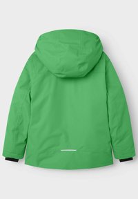 Groene waterdichte jas met een capuchon, met een gladde textuur, zwarte manchet en een reflecterende strook aan de achterkant van de zoom.