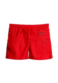 Bañador rojo hecho de un tejido liviano. Cuenta con una cintura elástica, bolsillos laterales, un bolsillo trasero con etiqueta de logo y una longitud corta.
