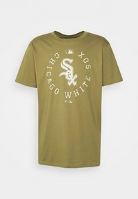 Bavlněné tričko olivově zelené barvy s kulatým výstřihem, na kterém je bílé kruhové písmo a stylizované logo "S" pro Chicago White Sox uprostřed.
