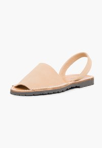 Beżowe sandały z odkrytymi palcami, z miękkiej zamszowej cholewki, elastycznym paskiem na pięcie, przeszytymi brzegami i teksturowaną czarną gumową podeszwą.