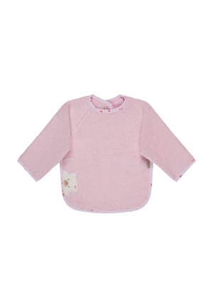 Bavaglino rosa a maniche lunghe per neonati con texture in spugna, bordi arrotondati, chiusura a clip e una piccola toppa a forma di orsetto in basso a sinistra.