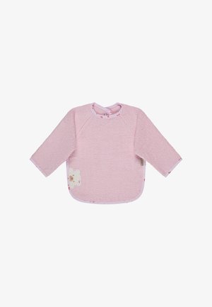 Pinkes Baby-Lätzchen mit langen Ärmeln, Frottee-Textur, abgerundeten Kanten, Druckknopfverschluss und einem kleinen Bären-Patch unten links.