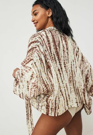Kevyt kimono, joka on valmistettu kuviokankaasta, jossa on ruskeita ja kultaisia viivoja kermanvärisellä taustalla. Liikkuva muotoilu, jossa on löysät hihat ja nauha.