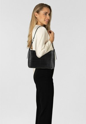 Borsa a mano in pelle nera con motivo testurizzato a coccodrillo. Presenta doppi manici per spalla e una forma rettangolare, mostrata su uno sfondo neutro.