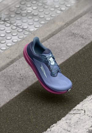 Letvægtssko til løb med en blå syntetisk overdel, lilla ydersål, og en åndbar mesh-struktur med reflekterende detaljer.