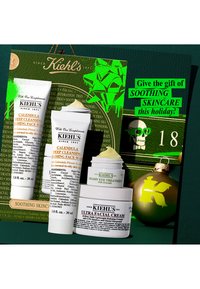 Ensemble de soins de la peau Kiehl's avec nettoyant visage à la calendula, traitement crème pour les yeux, crème ultra faciale, coffret cadeau de vacances et ornement vert avec logo.