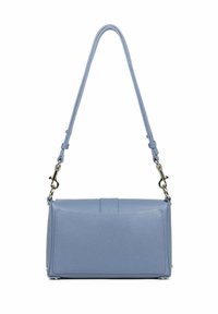 Borsa a tracolla in pelle azzurra chiara con forma rettangolare, dotata di tracolla rimovibile, accessori in argento e dettagli in superficie texturizzati.