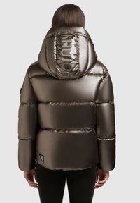 Brun, skinnende puffjakke med høj krave og logo på hætten, med horisontale syninger og elastiske manchetter.