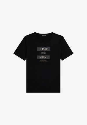 T-shirt noir à manches courtes avec col rond, arborant le texte beige "TIME TO SHINE" et un petit logo "FREDDY" en dessous.