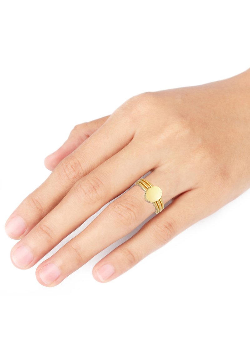 Vergoldeter Ring mit drei Bändern und einem auffälligen kreisförmigen Design, das eine glatte Textur und eine polierte Oberfläche aufweist.