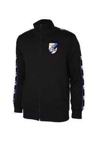 Zwarte zip-up jas met hoge kraag, voorzien van blauwe en witte accentstrepen op de mouwen en een schildlogo op de borst. Gladde stofstructuur.