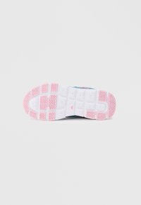 Schuhsohle mit einer weißen Sohle und einem pinken Abschnitt, texturiertem Muster und einem Logo, entworfen für Traktion und Stabilität.