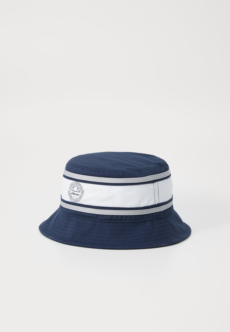 Cappello a secchiello navy con una larga visiera, realizzato in tessuto, con una fascia bianca e una toppa con logo, texture liscia e righe a contrasto.