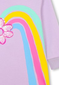 Vêtement lilas avec un design arc-en-ciel comprenant des rayures roses, jaunes, bleues et vertes ; orné d'un détail de fleur en sequins roses.