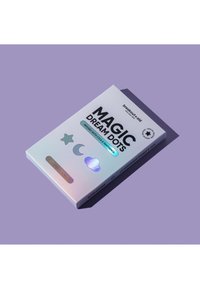 Boîte de produit de soin Breakout + aid Magic Dream Dots avec icônes étoile, lune, nuage, étiquetée « infusé avec Cica & Panthénol », sur fond violet.