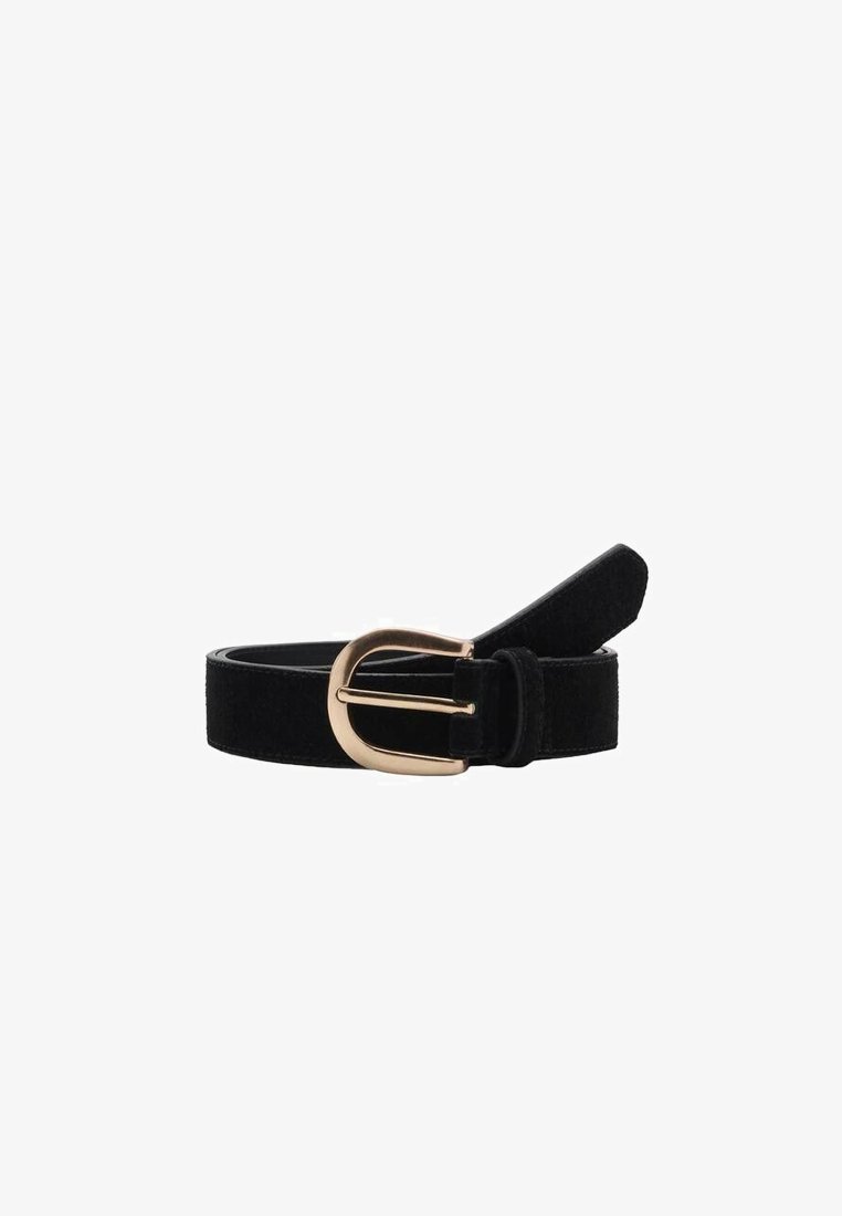 Zwarte suède riem met een gouden metalen gesp en een gladde textuur. De band is plat met een klassiek ontwerp, geschikt voor verschillende outfits.