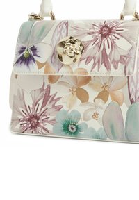 Florale Handtasche mit weißer Basis, verziert mit pinken, lila und türkisfarbenen Blumen. Die goldene Hardware umfasst einen markanten Blütenverschluss.