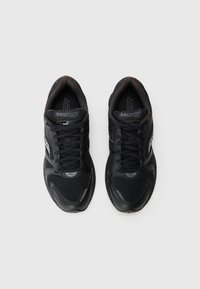 Ein Paar schwarze Saucony Laufschuhe mit Mesh-Obermaterial und Schnürsenkeln, von oben auf einem hellgrauen Hintergrund betrachtet.