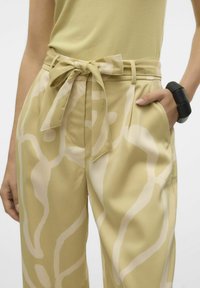 Vero Moda VMPAIGE  - Auduma bikses - green haze