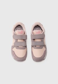 Puma-Sneaker in Hellrosa und Grau, mit einem Obermaterial aus Leder und Stoff, zwei Klettverschlussriemen und dekorativen Perforationen an den Seiten.