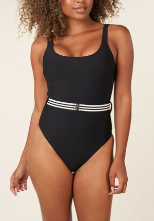 Maillot de bain une pièce noir à côtes avec décolleté carré et ceinture accent rayée ; présente des jambes hautes et un design ajusté.