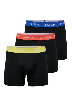 Drei Paare schwarze Boxershorts mit farbigen Elastikbündchen: blau, rot und gelb. Jede Bündchen hat die Marke "ONLY&SONS" in weißem Text.