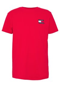 Czerwona krótki rękaw t-shirt z okrągłym dekoltem, z małą naszywką logo Tommy Jeans po lewej stronie klatki piersiowej.