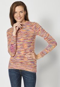 Maglione multicolore a maglia con una texture soffice, dotato di maniche lunghe e scollatura rotonda, in tonalità di rosa, viola e giallo.