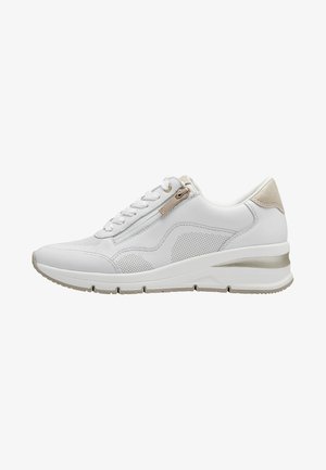 Vit sneaker med en texturerad ovandel, med perforerade paneler, en sidogömma och en ljusgrå sula med metalliska detaljer.