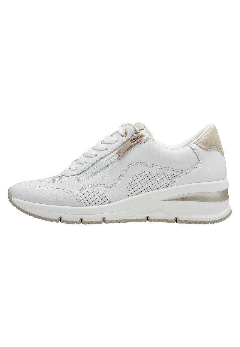 Weißer Sneaker mit einer strukturierten Oberseite, der über perforierte Einsätze, einen seitlichen Reißverschluss und eine hellgraue Sohle mit metallischen Akzenten verfügt.